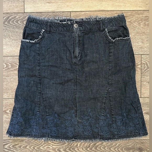 VTG Cotton Ginny Fray Denim  Skirt Floral Embroidery 100% Cotton SZ 13 Dark Wash - Picture 1 of 7